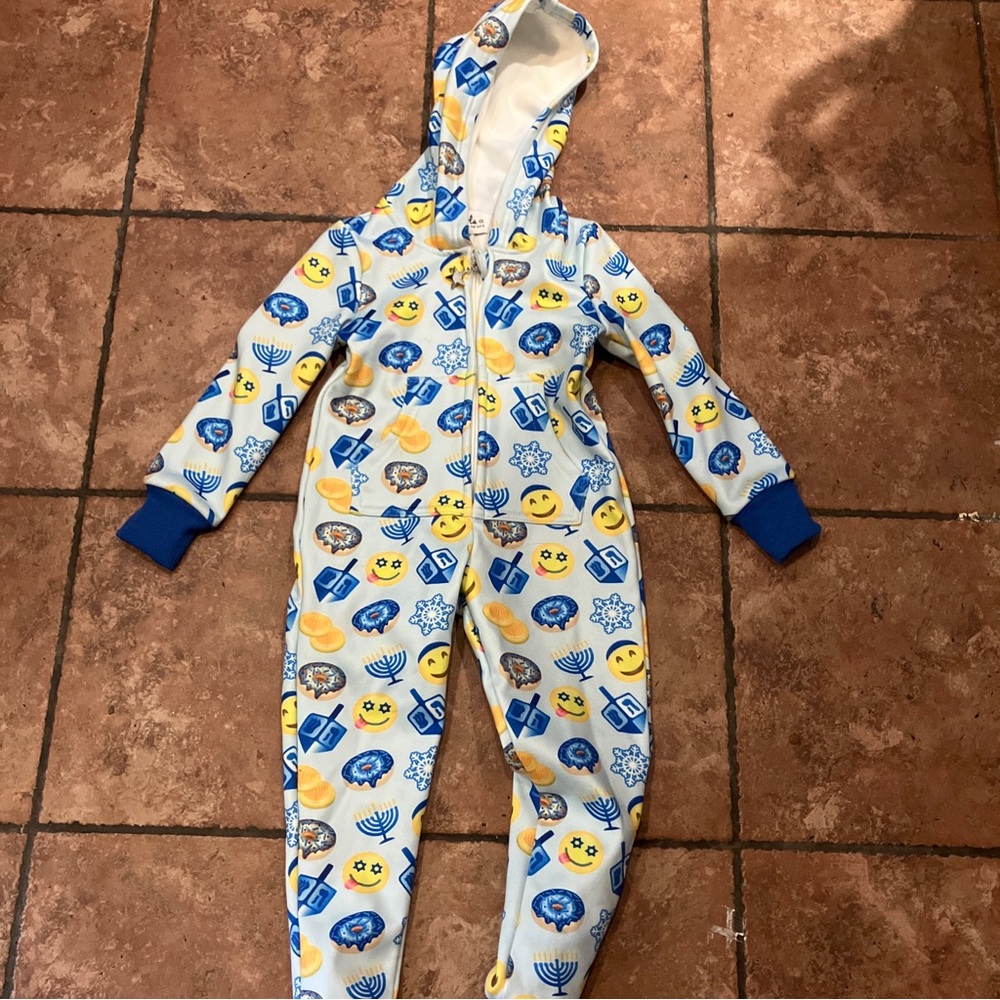 Lola and the boys size 2 Hanukkah dreidel one piece